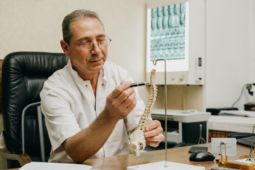 Az orvos elmagyarázza a mellkasi gerinc osteochondrosis kezelésének jellemzőit